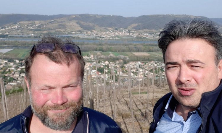 Thibault Voinçon caviste Ono'Vino à Annecy avec Jean François Jacouton